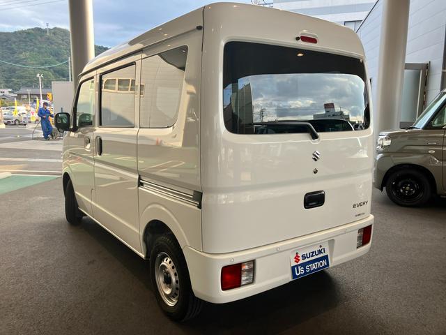 エブリイ ＰＡリミテッド　６型　４ＷＤ・ＣＶＴ車・ＦＭ／ＡＭラジオ・フロントパワーウインドゥ・集中ドアロック＆キーレスエントリー・フルフラット荷室・　スズキセーフティーサポート・　アイドリングストップ・　盗難防止システム（3枚目）
