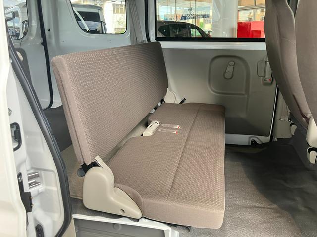 エブリイ ＰＡリミテッド　６型　４ＷＤ・ＣＶＴ車・ＦＭ／ＡＭラジオ・フロントパワーウインドゥ・集中ドアロック＆キーレスエントリー・フルフラット荷室・　スズキセーフティーサポート・　アイドリングストップ・　盗難防止システム（6枚目）