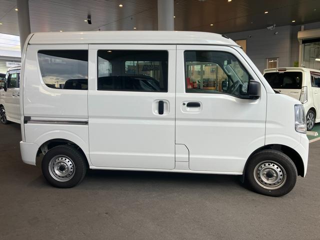 エブリイ ＰＡリミテッド　６型　４ＷＤ・ＣＶＴ車・ＦＭ／ＡＭラジオ・フロントパワーウインドゥ・集中ドアロック＆キーレスエントリー・フルフラット荷室・　スズキセーフティーサポート・　アイドリングストップ・　盗難防止システム（11枚目）