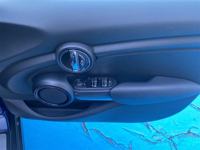 ＭＩＮＩ クーパー　ナビ　Ｆ／ドライブレコーダー　ＥＴＣ　ＨＩＤヘッドランプ　オートクルーズコントロール　盗難防止　カーテンエアバック　ＡＢＳ　パワーウィンドウ　Ｗエアバッグ　オートエアコン　オートライト　ＩＳＯＦＩＸ（27枚目）