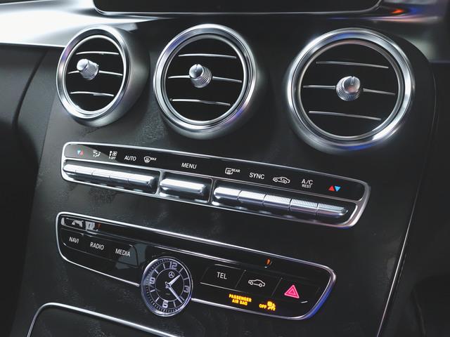 Ｃクラスステーションワゴン Ｃ２００　４マチック　ステーションワゴン　スポーツ　レーダーセーフティーパッケージ　シートヒーター　パワーシート　トランクスルー　フロアマット　コネクテッド機能　ナビ　ＣＤ　ミュージックサーバー　音楽プレーヤー接続　Ｂｌｕｅｔｏｏｔｈ接続　ＴＶ（18枚目）