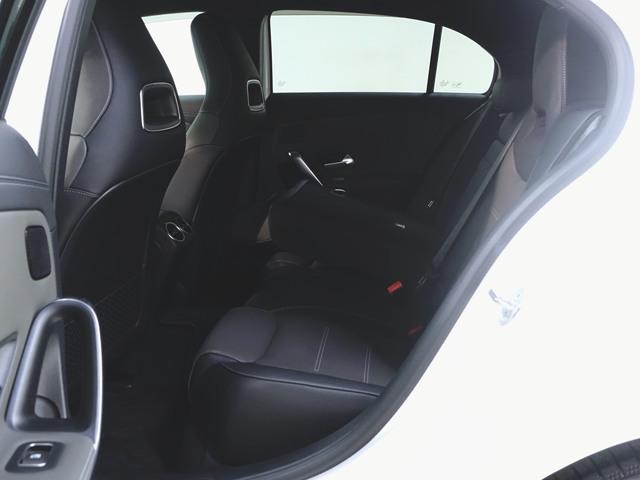Aクラス A180 スタイル AMGライン AMGレザーエクスクルーシブパッケージ レーダーセーフティーパッケージ アドバンスドパッケージ ナビゲーションパッケージ シートヒーター パワーシート トランクスルー フロアマット コネクテッド機能(32枚目)
