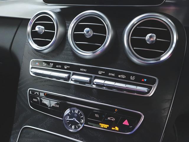 Cクラス C180 クーペ スポーツプラス シートヒーター パワーシート トランクスルー フロアマット ナビ CD ミュージックサーバー 音楽プレーヤー接続 Bluetooth接続 TV DVD再生 ETC LEDヘッドライト バックモニター(18枚目)