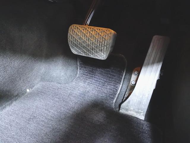 Ｃクラス Ｃ２００　アバンギャルド　ベーシックパッケージ　シートヒーター　パワーシート　トランクスルー　フロアマット　ナビ　ＣＤ　ミュージックサーバー　音楽プレーヤー接続　Ｂｌｕｅｔｏｏｔｈ接続　ＴＶ　ＤＶＤ再生　ＥＴＣ（9枚目）