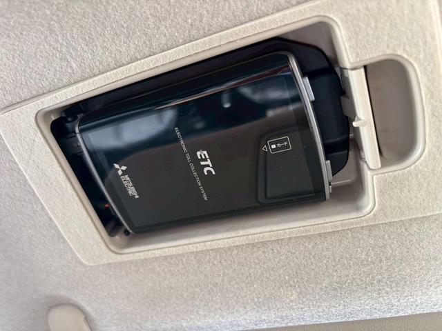 プレマシー ２０Ｃ　４ＷＤ　７人乗り　左側電動スライドドア　ＥＴＣ　ナビ　バックカメラ　フルセグＴＶ　Ｂｌｕｅｔｏｏｔｈ　ＣＤ　ＤＶＤ　オートエアコン　キーレスエントリー　電動格納ミラー　ＡＷ１５インチ　３列シート（8枚目）