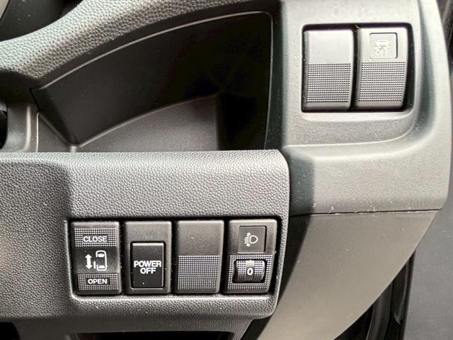 プレマシー ２０Ｃ　４ＷＤ　７人乗り　左側電動スライドドア　ＥＴＣ　ナビ　バックカメラ　フルセグＴＶ　Ｂｌｕｅｔｏｏｔｈ　ＣＤ　ＤＶＤ　オートエアコン　キーレスエントリー　電動格納ミラー　ＡＷ１５インチ　３列シート（20枚目）