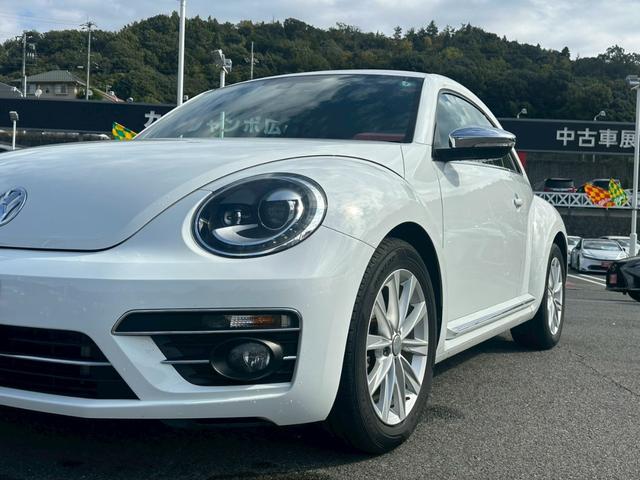 ザ・ビートル デザインマイスター　革巻きステアリング　純正ナビ　フルセグＴＶ　バックモニター　パドルシフト　オートエアコン　純正１７インチアルミ　ＥＴＣ（5枚目）