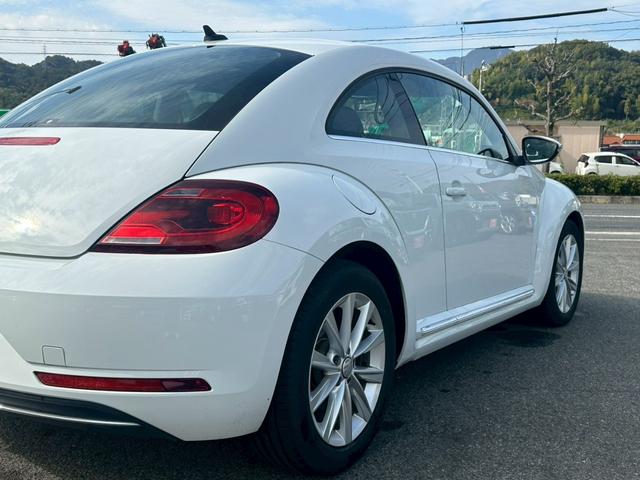 ザ・ビートル デザインマイスター　革巻きステアリング　純正ナビ　フルセグＴＶ　バックモニター　パドルシフト　オートエアコン　純正１７インチアルミ　ＥＴＣ（7枚目）