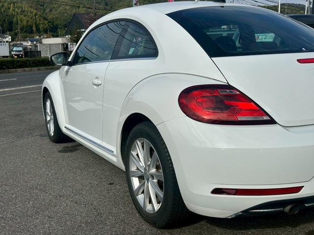 ザ・ビートル デザインマイスター　革巻きステアリング　純正ナビ　フルセグＴＶ　バックモニター　パドルシフト　オートエアコン　純正１７インチアルミ　ＥＴＣ（8枚目）