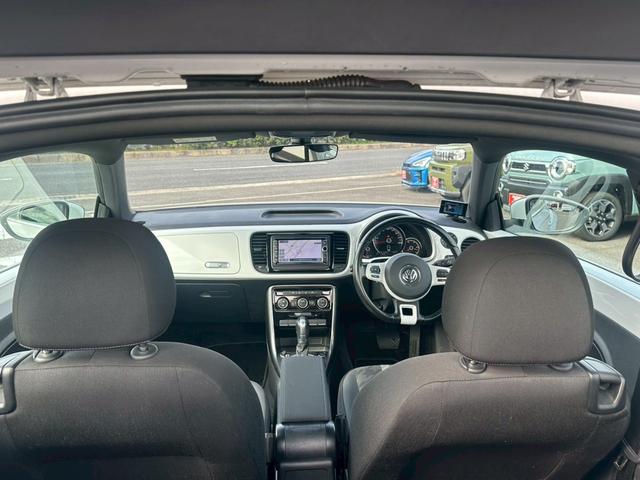 ザ・ビートル デザインマイスター　革巻きステアリング　純正ナビ　フルセグＴＶ　バックモニター　パドルシフト　オートエアコン　純正１７インチアルミ　ＥＴＣ（11枚目）