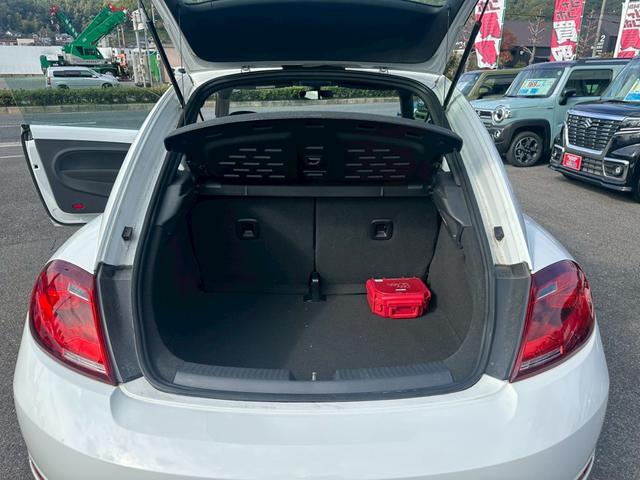 ザ・ビートル デザインマイスター　革巻きステアリング　純正ナビ　フルセグＴＶ　バックモニター　パドルシフト　オートエアコン　純正１７インチアルミ　ＥＴＣ（12枚目）