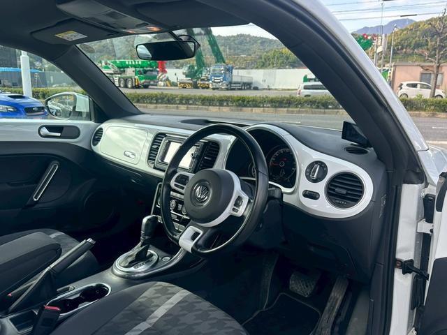 ザ・ビートル デザインマイスター　革巻きステアリング　純正ナビ　フルセグＴＶ　バックモニター　パドルシフト　オートエアコン　純正１７インチアルミ　ＥＴＣ（13枚目）