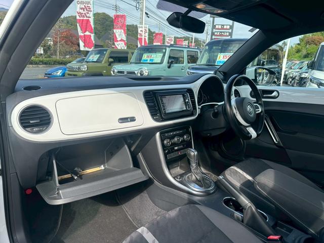 ザ・ビートル デザインマイスター　革巻きステアリング　純正ナビ　フルセグＴＶ　バックモニター　パドルシフト　オートエアコン　純正１７インチアルミ　ＥＴＣ（15枚目）