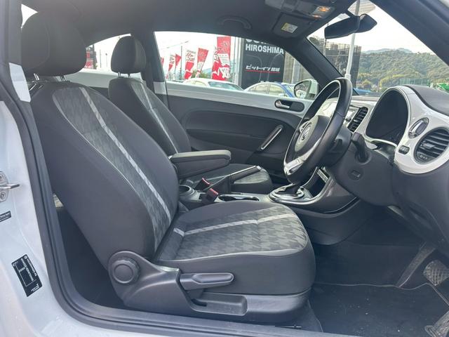 ザ・ビートル デザインマイスター　革巻きステアリング　純正ナビ　フルセグＴＶ　バックモニター　パドルシフト　オートエアコン　純正１７インチアルミ　ＥＴＣ（17枚目）