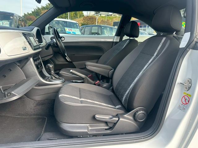 ザ・ビートル デザインマイスター　革巻きステアリング　純正ナビ　フルセグＴＶ　バックモニター　パドルシフト　オートエアコン　純正１７インチアルミ　ＥＴＣ（18枚目）