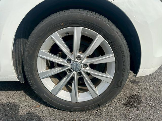 ザ・ビートル デザインマイスター　革巻きステアリング　純正ナビ　フルセグＴＶ　バックモニター　パドルシフト　オートエアコン　純正１７インチアルミ　ＥＴＣ（24枚目）