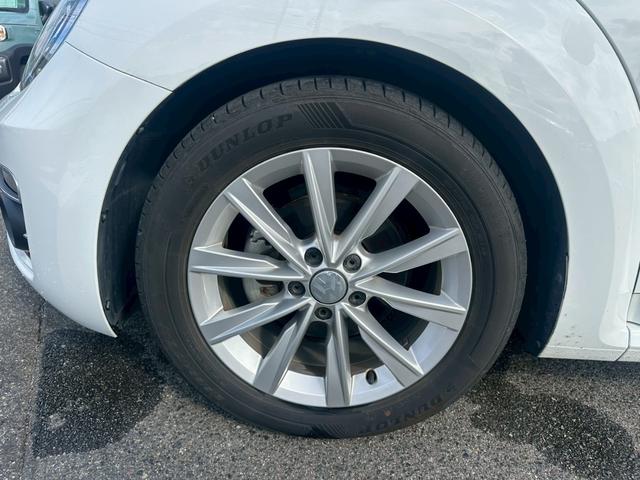 ザ・ビートル デザインマイスター　革巻きステアリング　純正ナビ　フルセグＴＶ　バックモニター　パドルシフト　オートエアコン　純正１７インチアルミ　ＥＴＣ（25枚目）