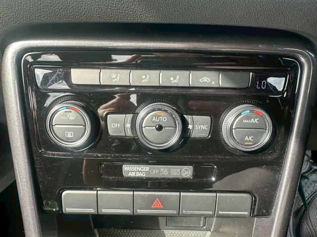 ザ・ビートル デザインマイスター　革巻きステアリング　純正ナビ　フルセグＴＶ　バックモニター　パドルシフト　オートエアコン　純正１７インチアルミ　ＥＴＣ（28枚目）