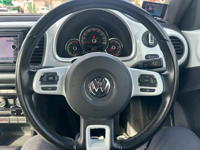 ザ・ビートル デザインマイスター　革巻きステアリング　純正ナビ　フルセグＴＶ　バックモニター　パドルシフト　オートエアコン　純正１７インチアルミ　ＥＴＣ（29枚目）