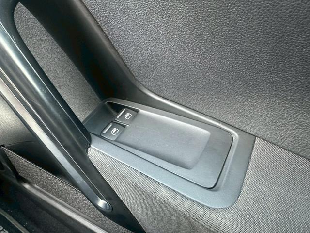 ザ・ビートル デザインマイスター　革巻きステアリング　純正ナビ　フルセグＴＶ　バックモニター　パドルシフト　オートエアコン　純正１７インチアルミ　ＥＴＣ（33枚目）