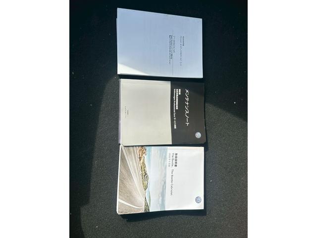 ザ・ビートル デザインマイスター　革巻きステアリング　純正ナビ　フルセグＴＶ　バックモニター　パドルシフト　オートエアコン　純正１７インチアルミ　ＥＴＣ（35枚目）