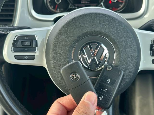 ザ・ビートル デザインマイスター　革巻きステアリング　純正ナビ　フルセグＴＶ　バックモニター　パドルシフト　オートエアコン　純正１７インチアルミ　ＥＴＣ（36枚目）