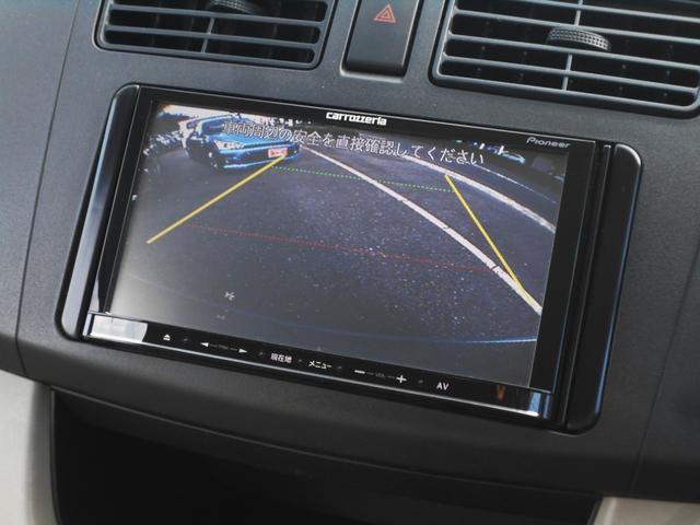 ガイドライン表示式のカラーバックカメラも装着しています