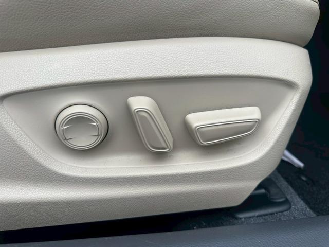 カムリ Ｇレザーパッケージ　純正メーカーナビ　ＬＥＤヘッドライト　フルセグＴＶ　テレビキャンセラー　バックモニター　ヘッドアップディスプレイ　ブラインドスポットモニター　前席パワーシート　シートヒーター　ベージュ革シート（14枚目）