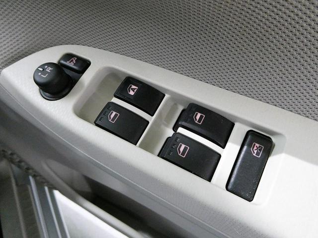 L SAIII 禁煙車 バックカメラ オートライト リモコンキー 盗難防止システム アイドリングストップ 電動格納ミラー CDプレイヤー DVD再生 AUX入力端子 ドアバイザー プライバシーガラス(22枚目)