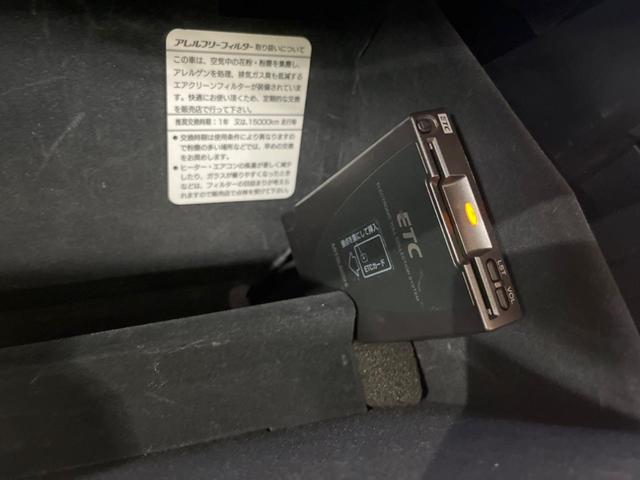 Ｓ　ＨＤＤナビスペシャルパッケージ　後席モニター　両側電動スライドドア　禁煙車　純正ナビ　バックカメラ　ＥＴＣ　ハーフレザーシート　ＨＩＤヘッドライト　リアオートエアコン　７人乗　１７インチアルミホイール　ＤＶＤ再生(6枚目)