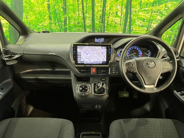 ヴォクシー ハイブリッドV 後席モニター バックカメラ 衝突被害軽減システム スマートキー LEDヘッド ビルトインETC クルコン オートライト デュアルエアコン Bluetooth CD DVD再生 フルセグ LEDフォグ(2枚目)