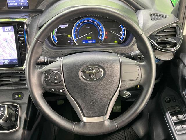 ヴォクシー ハイブリッドV 後席モニター バックカメラ 衝突被害軽減システム スマートキー LEDヘッド ビルトインETC クルコン オートライト デュアルエアコン Bluetooth CD DVD再生 フルセグ LEDフォグ(3枚目)