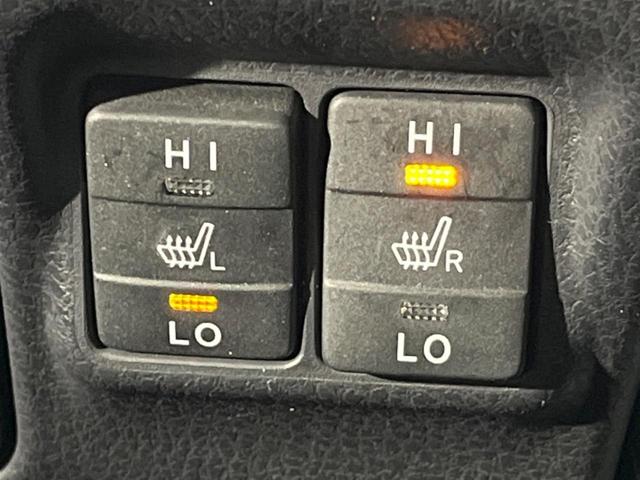 ヴォクシー ハイブリッドV 後席モニター バックカメラ 衝突被害軽減システム スマートキー LEDヘッド ビルトインETC クルコン オートライト デュアルエアコン Bluetooth CD DVD再生 フルセグ LEDフォグ(8枚目)