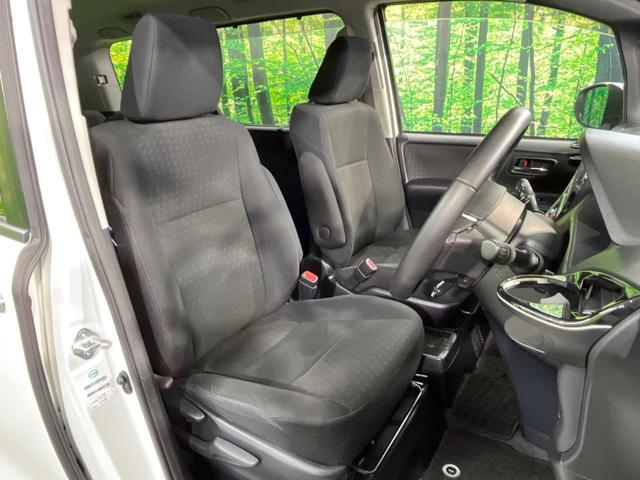 ヴォクシー ハイブリッドV 後席モニター バックカメラ 衝突被害軽減システム スマートキー LEDヘッド ビルトインETC クルコン オートライト デュアルエアコン Bluetooth CD DVD再生 フルセグ LEDフォグ(9枚目)