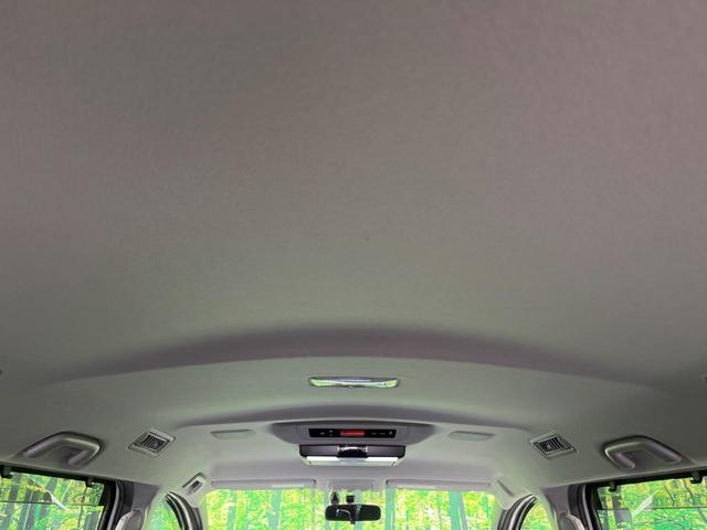 ヴォクシー ハイブリッドV 後席モニター バックカメラ 衝突被害軽減システム スマートキー LEDヘッド ビルトインETC クルコン オートライト デュアルエアコン Bluetooth CD DVD再生 フルセグ LEDフォグ(13枚目)