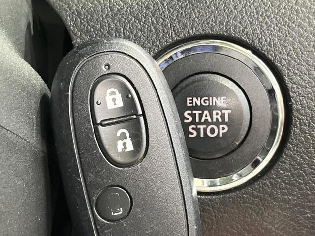 【キーレススタートシステム】カバンやポケットに入れたままでもドアの施錠・解錠が可能なスマートキーを装備。エンジンのオン・オフ時もカギを取り出す必要が無いからとっても便利です♪