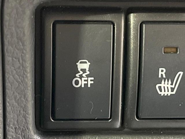 【横滑り防止装置】車両の横滑りを感知すると、自動的に車両の進行方向を保つように車両を制御します。雨の日など滑りやすい路面状況でも安全な運転が可能です。