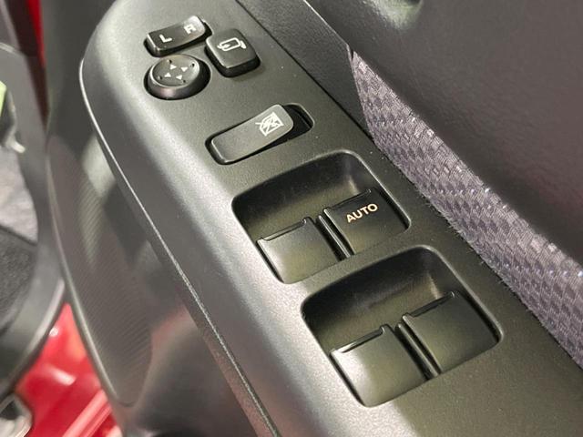 【電動格納ミラー】サイドミラーは電動格納式となっており、狭い駐車場でもキズがつくリスクを抑えられます。