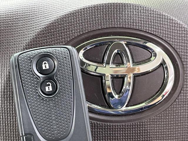 【キーレススタートシステム】カバンやポケットに入れたままでもドアの施錠・解錠が可能なスマートキーを装備。エンジンのオン・オフ時もカギを取り出す必要が無いからとっても便利です♪