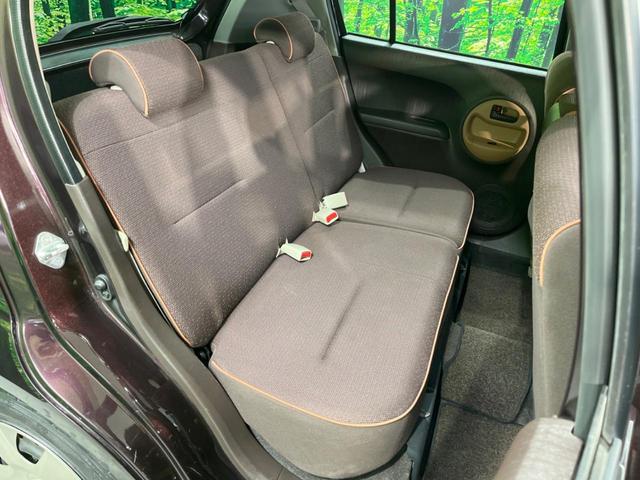 後部座席も気になるようなキズ・汚れやへたり等、大きなダメージはなく、良好な状態です。