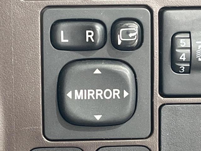 【電動格納ミラー】サイドミラーは電動格納式となっており、狭い駐車場でもキズがつくリスクを抑えられます。