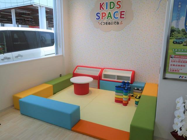 大きなキッズスペースも完備！小さなお子様連れでも、ゆっくりとお車探しをお楽しみいただけます。