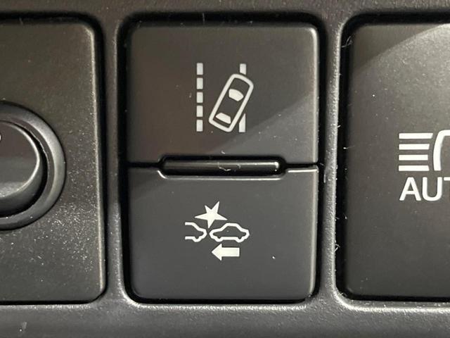 �y�Փˌy���V�X�e���z���s���ɑO���̎ԗ�����F�����A�Փ˂������Ȏ��͌x��ƃu���[�L�ŏՓˉ���Ɣ�Q�y�����A�V�X�g�B�����S�Ƀh���C�u�����y���݂��������܂��B