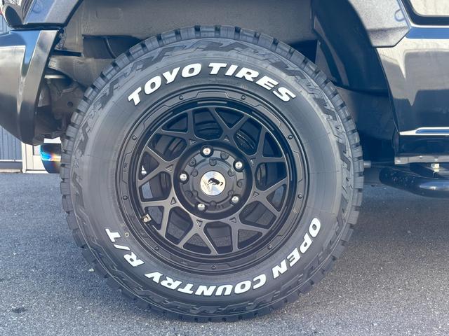 ジムニー XC グレッディマフラー シートカバー ナビ バックモニター ロッソモデロ トーヨータイヤオープンカントリー(16枚目)