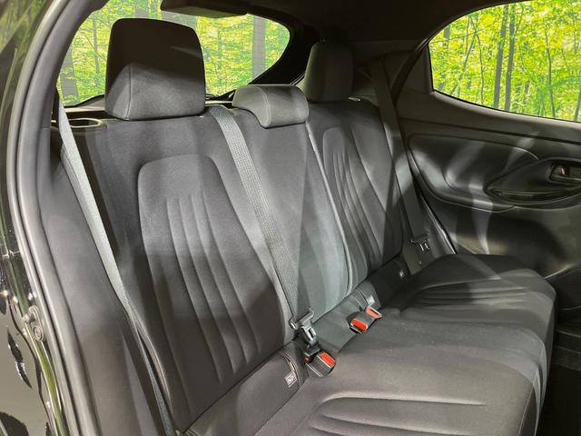 ヤリス Ｇ　純正８型ナビ　バックカメラ　衝突軽減装置　禁煙車　ドラレコ　レーダークルーズ　ＥＴＣ　スマートキー　オートマチックハイビーム　ステアリングスイッチ　オートエアコン　オートライト　プライバシーガラス（9枚目）