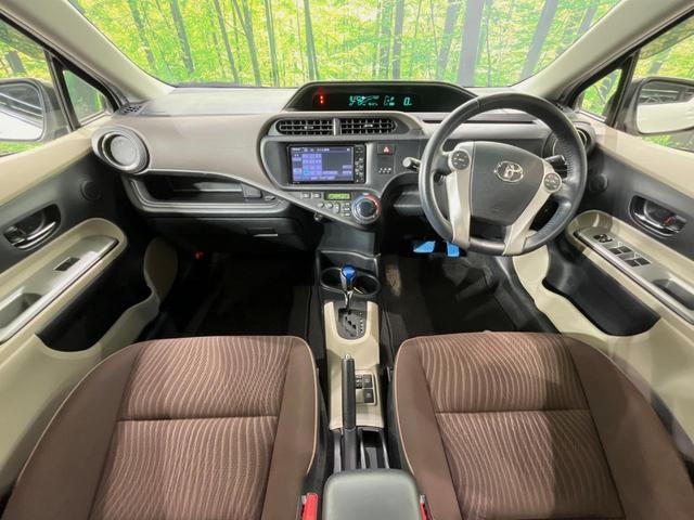アクア Ｇ　純正ナビ　バックカメラ　禁煙車　前席シートヒーター　ＥＴＣ　スマートキー　オートライト　オートエアコン　ＣＤ／ＤＶＤ　フルセグ　革巻きハンドル　ステアリングスイッチ　横滑り防止装置　電動格納ミラー（2枚目）