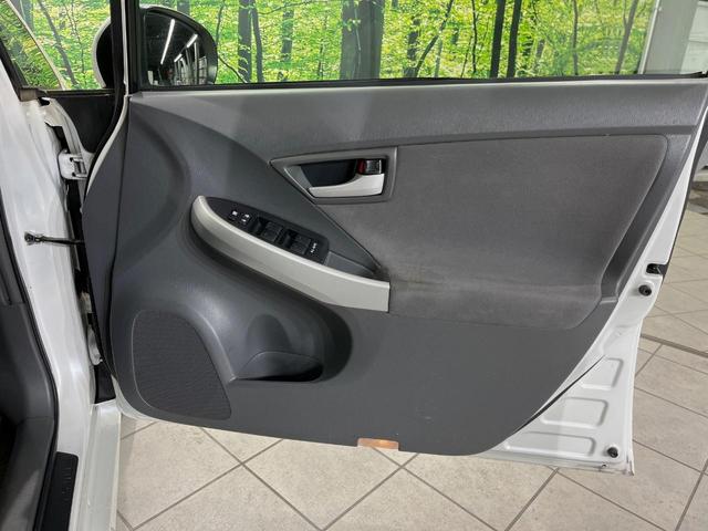 プリウス Ｓ　ＳＤナビ　バックカメラ　禁煙車　ドラレコ　スマートキー　ＥＴＣ　オートライト　オートエアコン　Ｂｌｕｅｔｏｏｔｈ　ＣＤ再生　地デジ　ステアリングスイッチ　フォグライト　プライバシーガラス　盗難防止装置（41枚目）