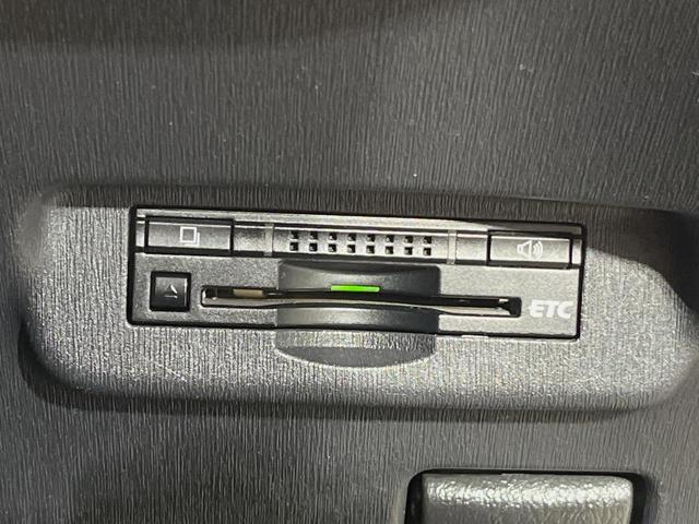 プリウス Ｇツーリングセレクションレザーパッケージ　純正８型ナビ　バックカメラ　衝突軽減装置　レーダークルーズ　禁煙車　革シート　運転席パワーシート　前席シートヒーター　スマートキー　ＬＥＤヘッド　ＥＴＣ　オートライト　オートエアコン　盗難防止装置（6枚目）