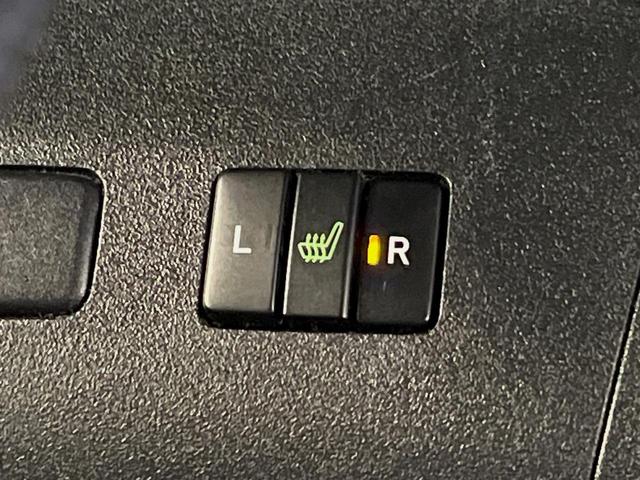 プリウス Ｇツーリングセレクションレザーパッケージ　純正８型ナビ　バックカメラ　衝突軽減装置　レーダークルーズ　禁煙車　革シート　運転席パワーシート　前席シートヒーター　スマートキー　ＬＥＤヘッド　ＥＴＣ　オートライト　オートエアコン　盗難防止装置（7枚目）