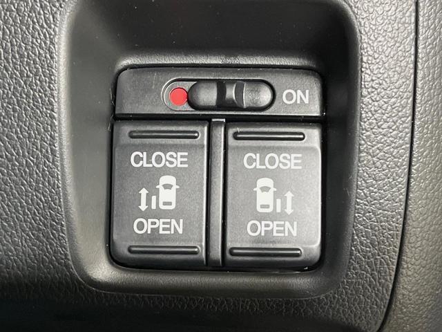 【両側パワースライドドア】スマートキーや運転席のスイッチで後席両側スライドドアの開閉が可能♪電動だから力を入れてドアを開ける必要が無く、小さなお子様でも簡単に開け閉めでき快適です♪